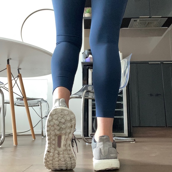 Ultra boost size 6.5 US (W) - Picture 4 of 8